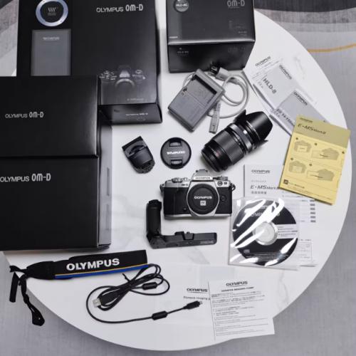 【准新】奥林巴斯em5二代 em52 em5markii金属复古微单套机有镜头，几乎全新成色，无磕碰，全新购入用的少，比富士xt20 xt30 xe3 xe4 xe2 xt2好  M43卡口，镜头群很丰富，配长焦可拍月亮夕阳，配大光圈定焦可拍人像，微距，自带滤镜模式拍照，功能丰富，操作简单，颜值高，非常适合摄影入门，非常经典的一个型号  功能： 侧翻翻折屏，触摸屏，美颜人像模式，高清视频拍vlog，超强防抖，各种滤镜，雪山、烛光、夜景、人像、运动等各种智能场景模式，有iAUTO全自动拍摄模式  